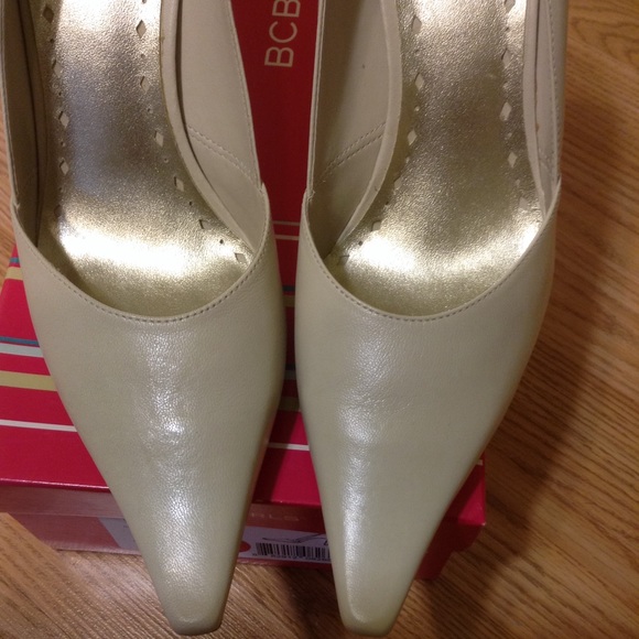 BCBGirls Pumps Heels. Cream/Wheat/Neutral color. NEW!  Unique cut! - Picture 2 of 8